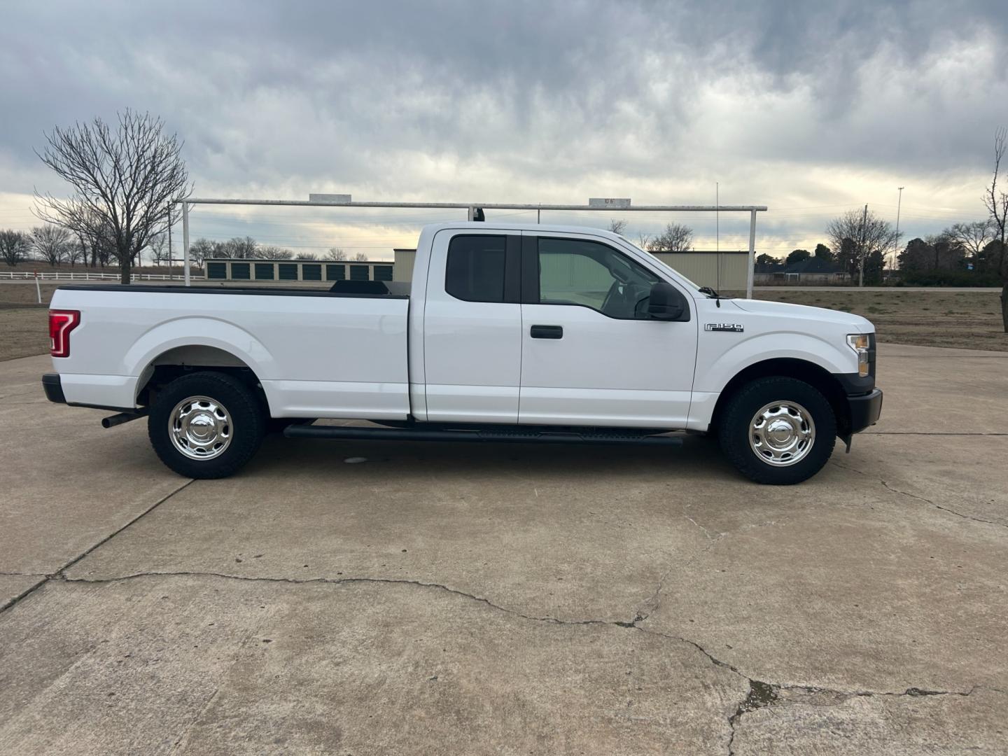 2017 White /Gray Ford F-150 XLT SuperCab 8-ft. Bed 4WD (1FTEX1EF4HK) with an 5.0L V8 OHV 16V engine, 6-Speed Automatic transmission, located at 17760 Hwy 62, Morris, OK, 74445, (918) 733-4887, 35.609104, -95.877060 - Photo#3